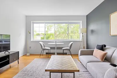 Image de Spacious 1br steps from Cooldige Corner in Brookline, by Blueground