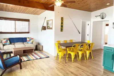 Image de Renovated lakeside cabin with swimming pool & resort amenities!