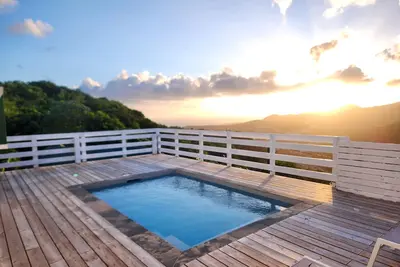 Image de Évasion paisible en Martinique : Villa avec piscine et vue panoramique