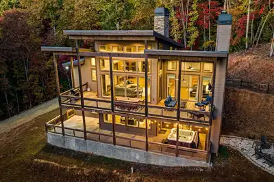 Image de Lux Mountain Chalet - Hot Tub, Fire Pit, Game Room, Pool Table, Wi-Fi & more!