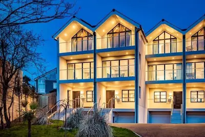 Image de 1 The Strand is a contemporary house sleeping nine guests across four bedrooms