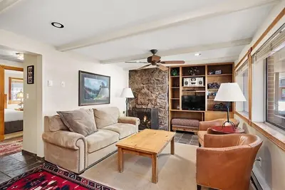 Image de Silverglo Condominiums Unit 105 | Cozy Condo Walking Distance to Town with Access to a Pool