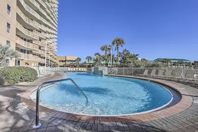 Image de High-Rise Destin Condo w/ Balcony + Pool View
