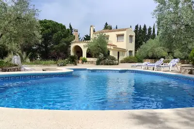 Image de Villa avec piscine privée à la campagne dans une zone  calme et sans bruit