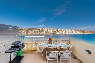 Image de This Blue Harbour Penthouse is located on the seafront