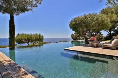 Image de Villa avec piscine privée, superbe vue mer et terrain de tennis