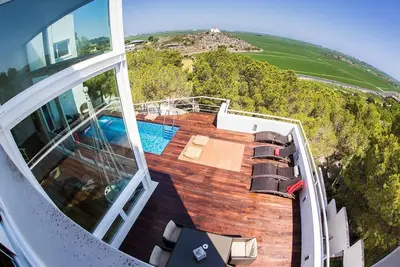 Image de Villa-Casablanca avec vue sur la mer, piscine privée, terrasse et Wi-Fi.