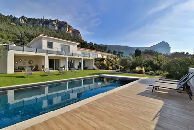 Image de Superbe villa avec piscine et vue mer Ă Cassis pour 12 personnes