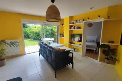 Image de Grand T2 au calme avec parking et jardin privés.