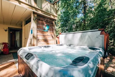 Image de Magical wooded cottage pool +priv hottub walk2town