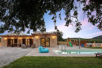 Unique Stonebuilt rural Retreat & private pool Ii