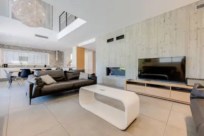 Image de Villa supérieure - Climatisation, garage, terrasse de 100m²