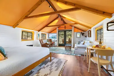 Image de Pool + River + Hot Tub + Lakefront + Firepit