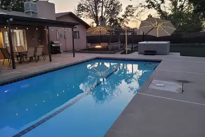 Image de Cozy 3 Bedroom house with Pool Spa and Game Room