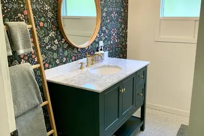 Image de Fully updated mid century farmhouse