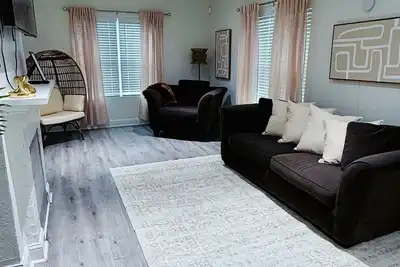 Image de Family-Friendly 2br Bungalow | Falcons • Concerts • Pool Access | Botel