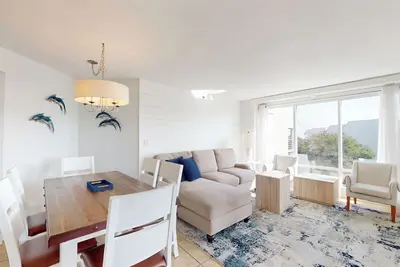 Image de Fifth Floor Villamare unit with lots of updates!