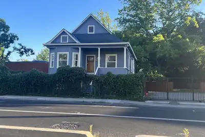 Image de Newly Remodeled Victorian Triplex 1b/1ba 10mis from downtown Sac w/private patio