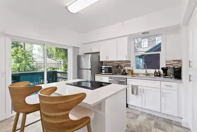 Image de Quaint South Hill Home w/ Luxury King Bed & Wifi!