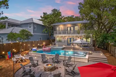 Image de Pet-Friendly-Pvt Heated Pool-Hot Tub-Fire Pit-6min Walk 2 Beach