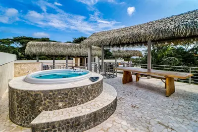 Image de Luxurious condo with private lap pool, lanai, Ac, & rooftop hot tub & deck