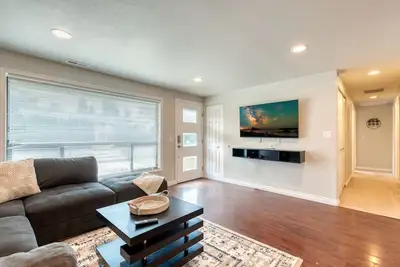 Image de Hidden Gem of Renton ❇ 4 Bd\/ 2 Ba Home ❇ Glam Bath