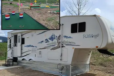 Image de Camper at Minigolf Course Cougar