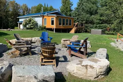 Image de Blue Buck - Newly Renovated Waterfront Cottage with Hot Tub!