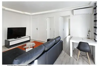Image de Superbe appartement rénové 2 chambres climatisé à 3 min à pied de la mer