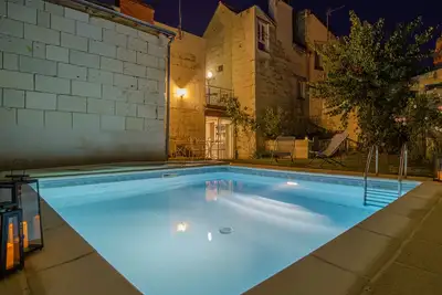 Charmante petite maison en pierre avec piscine au cœur du village