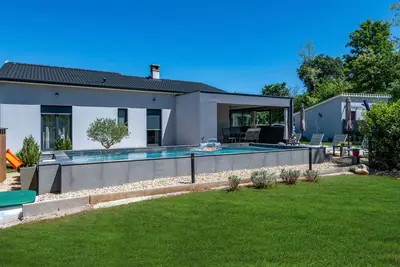 Image de First floor villa with pool, surrounded by greenery