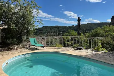 Image de Maison Perchée : piscine privée, clim, proche des commerces et restaurants