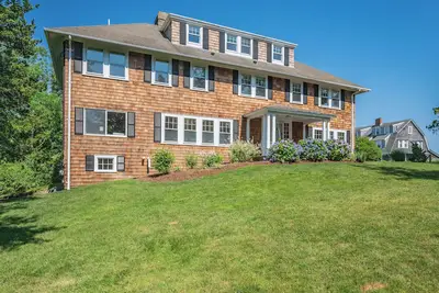 Image de Classic Hyannis Port Family House - Walk to the beach! !