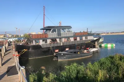 Image de Garden of Eden, Amsterdam houseboat on a lake