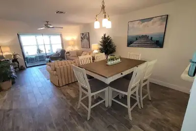 Image de Bright & cozy ground floor condo - 5 mins from the beach & downtown!