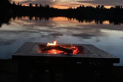 Image de Lakefront family getaway;large dock;private boat ramp;Pretty cottage;large deck!