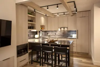 Fully Remodeled Modern Condo Steps from Warm Springs Lift