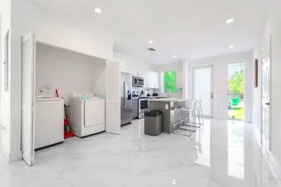 Modern 2-Floor Townhouse | Free Parking