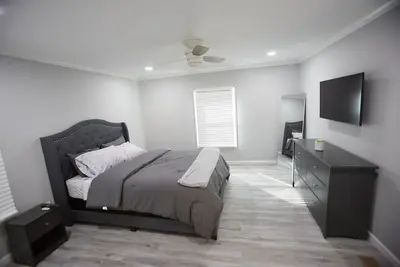 Image de Decatur 3-Br Bliss: Modern Comfort
