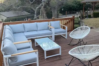 Image de Cozy 3 Br Cottage w\/ Big Yard - Lbj Canals