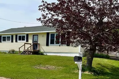 Image de Ranch home with 3 bedrooms upstairs and 1 down. Refurnished June of 2022