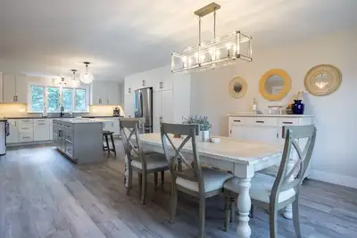 Image de Newly Renovated 4 Bedroom Steps Away from Jenness Beach