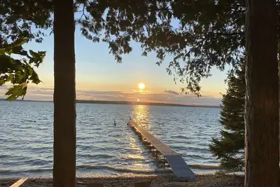 Image de Burt Lake, Lake Front Family Vacation Home, 4br-2ba, Amazing Sunsets!
