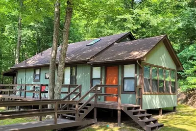 Image de Creekside Retreat is a newly remodeled secluded getaway in a lakeside community!