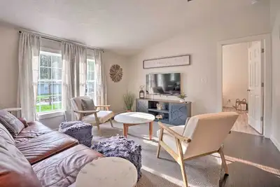 Image de Breezy Coloma Getaway w/ Grill - 1 Mi to Beaches!