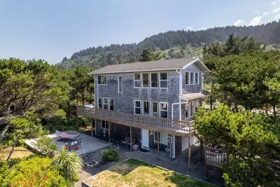 Image de Spacious Ocean-View Home with Fireplace, Foosball, and Fire-pit, Huge Patio, Steps to the Beach