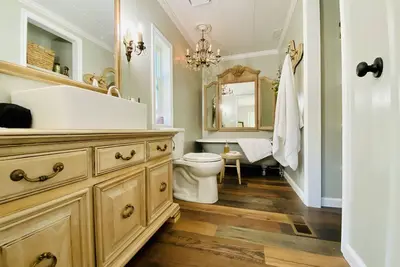 Image de Riverfront Gem with Big Deck, Fishing & Adventure. Comfy beds, upgraded beauty