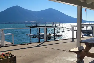 Image de Lakefront home with patio, private boat dock and fishing pier