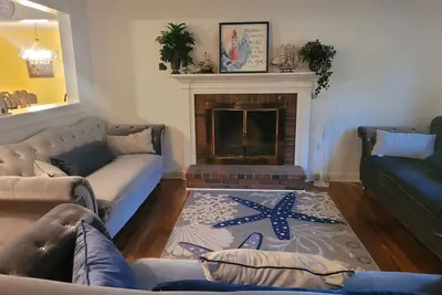 Image de Dream vacation in our 4-Bedroom newly-renovated house 2. 5 miles from the ocean.