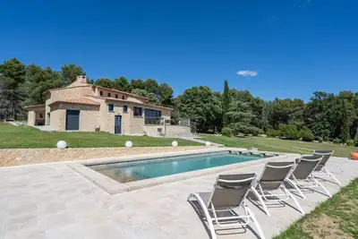 Image de Villa avec piscine et terrain de tennis à 10 minutes d'Aix